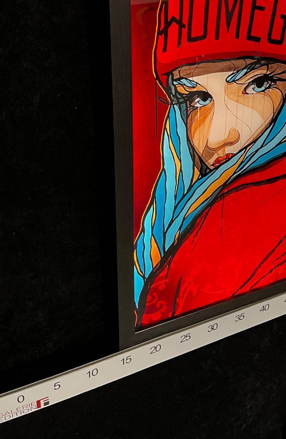 Image 1 of El Bocho - Homegirl - Lightbox - framed in a wooden frame - hand-signed