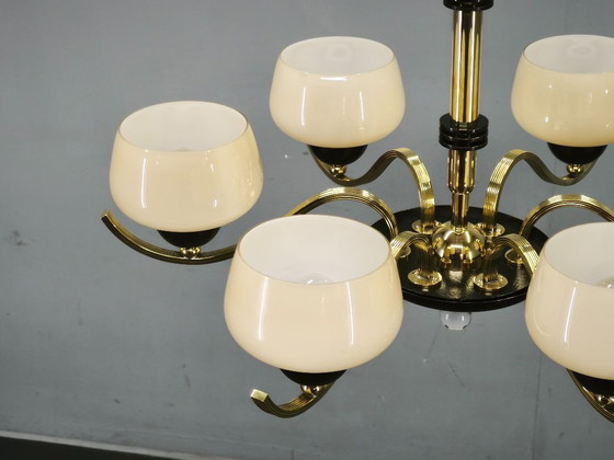 Image 1 of Lustre italien en laiton avec abat-jour en verre opalin, années 1950