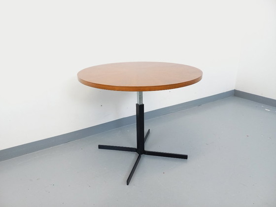 Image 1 of Grande table basse ronde style scandinave vintage modulable en table à manger “monte et baisse”, en teck et métal noir