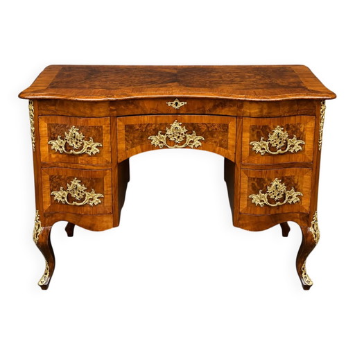 Antiek barok bureau uit Dresden met vijf laden. – Wood