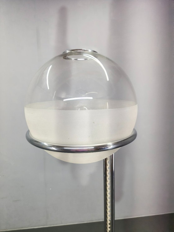 Image 1 of Lampadaire italien chromé à globe en verre, style Lenci, années 1970