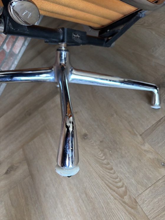 Image 1 of Herman Miller Eames EA 124 Lounge Chair - Arancione, Cromato