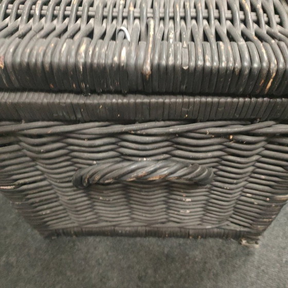 Image 1 of Brede en grote vintage/retro rieten/rotan opbergmand (1.2 meter breed)
