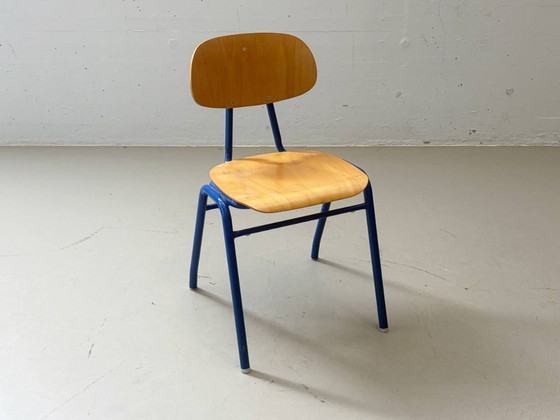Image 1 of 4 vintage stapelstoelen van het Schönauer schoolmeubilair