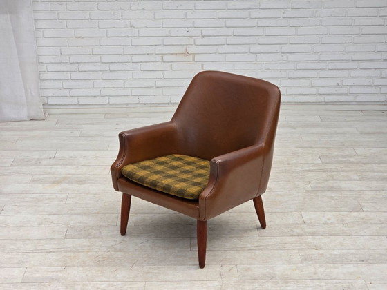 Image 1 of Anni '70, poltrona danese, similpelle, gambe in legno di teak.