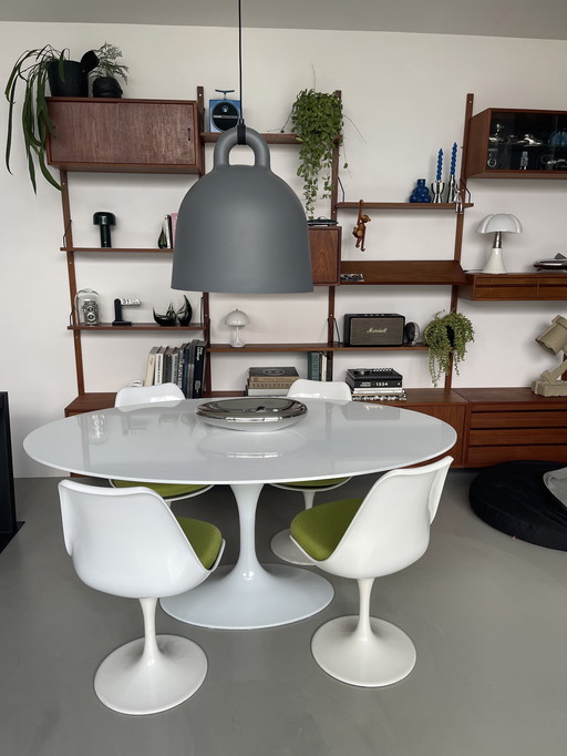 Lámpara colgante de diseño Bell de Normann Copenhagen de tamaño grande.