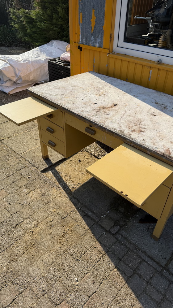 Image 1 of Gispen Schreibtisch aus Stahl, hellgelb