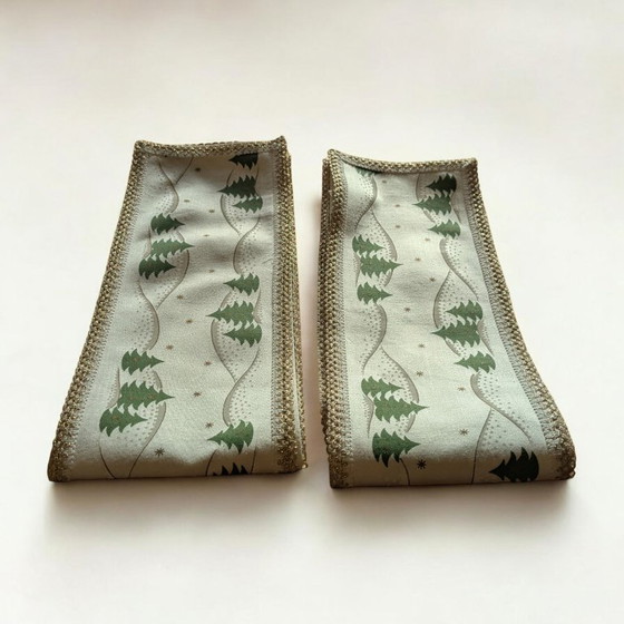 Image 1 of Set aus 2 Vintage Weihnachts-Tischläufern – Weiß mit grünen Tannen & goldfarbenen Verzierungen