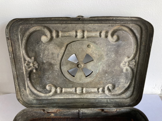 Petit poêle, boîte de rangement en métal antique, grille décorative unique. – Girodon & Cie, Objets déco (photo 9 of 11)