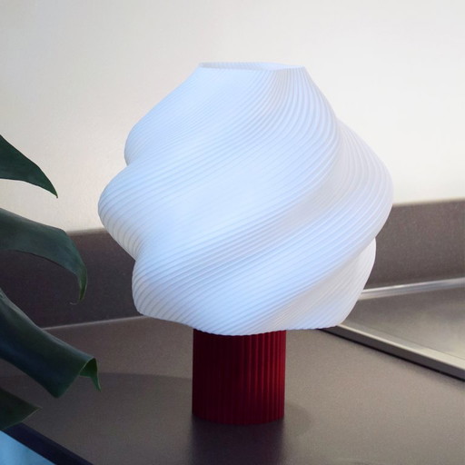 Magda Sculptural Lamp | FireRed – tafellampen (photo 2 of 5)