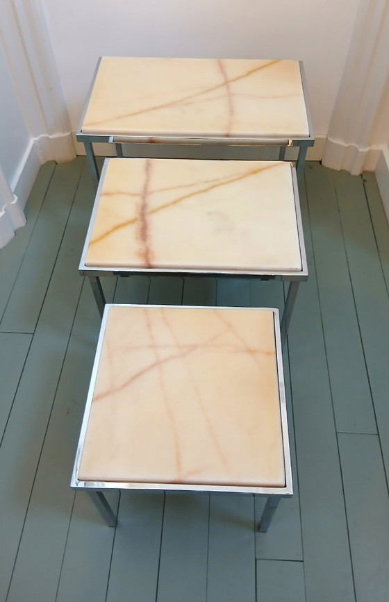 Image 1 of Minijuego de tres piezas de mediados de siglo: tapa de mármol y base cromada.