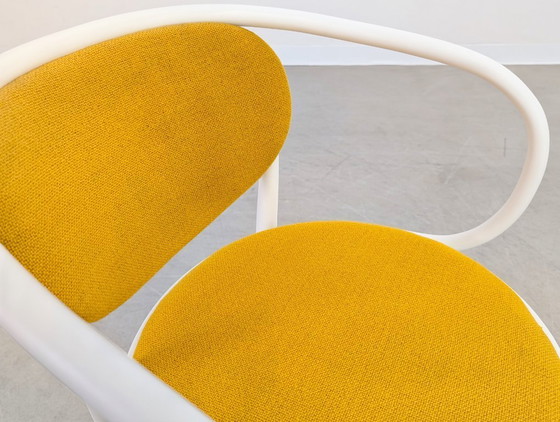 Image 1 of Set van 7 Thonet stoelen 210 P gebogen hout jaren 60 geel designklassieker