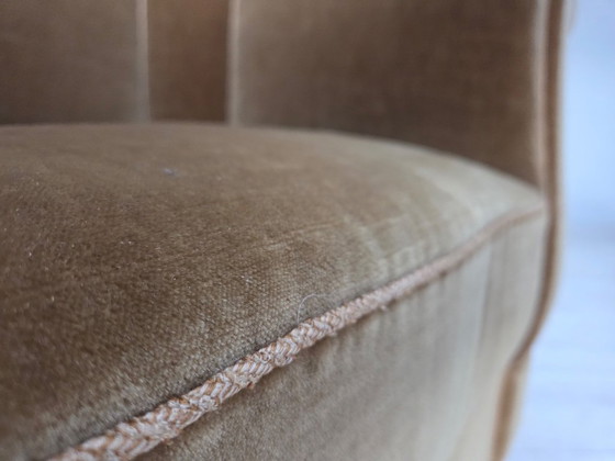 Image 1 of Poltrona relax danese, anni '60, rivestimento in velluto verde chiaro, gambe in legno di quercia.