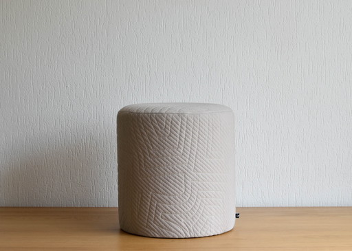 Round beige pouf in Kvadrat Apparel fabric - Ø37 cm x H40 cm