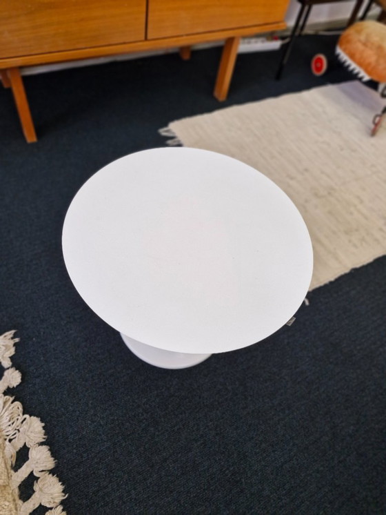 Image 1 of Table d'appoint ronde tulipe vintage style futuriste années 70