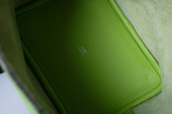 Hermes, een vert cru clémence lederen picotin 18 tas – Hermès, Bucket tassen, Calfskin (photo 14 of 14)