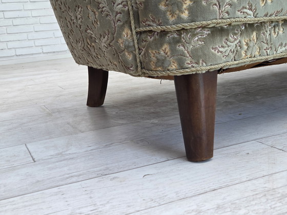 Image 1 of Divano danese a 3 posti curvo degli anni '60, velluto verde da arredamento, gambe in legno di faggio.