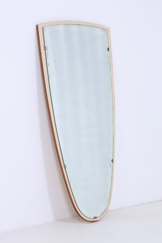 Image 1 of Specchio d'epoca anni '60 - metà secolo Specchio da appendere Specchio di legno Retrò inclinato Vintage #06-03