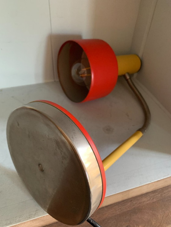 Image 1 of Lampe de bureau vintage rouge et jaune des années 80 (danoise)