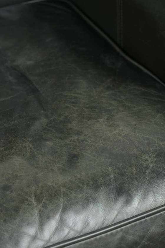 Image 1 of Zwarte rundleren oorfauteuil in een klassiek Engelse stijl