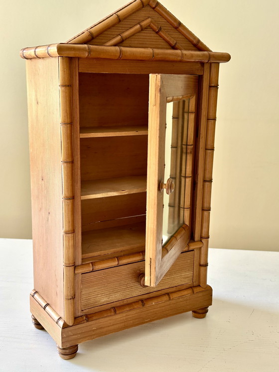 Image 1 of Antiker Medizinschrank aus Bambusimitat mit Spiegel und Schublade, um 1910