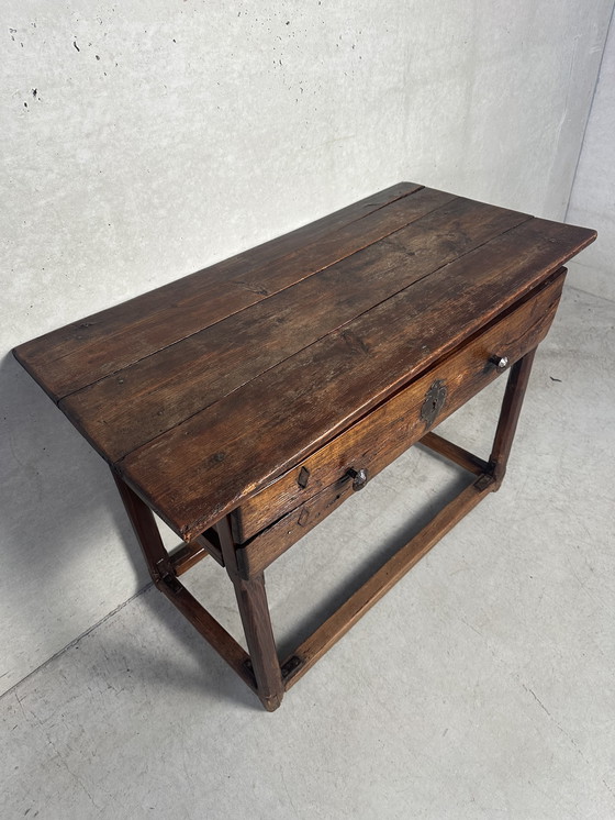 Image 1 of Table d'appoint coloniale espagnole ancienne