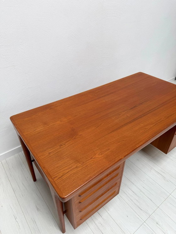Image 1 of Vintage Deens design teakhouten directiebureau van Ib Kofod-Larsen, mid-century modern schrijfbureau, jaren 60