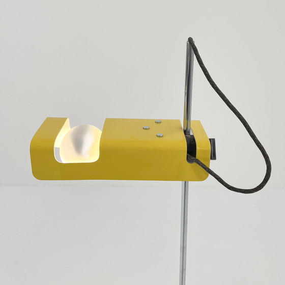 Image 1 of Gele Spider vloerlamp van Joe Colombo voor Oluce, 1970S