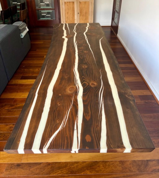 Treeline Tisch aus massivem Zedernholz in weißem Epoxidharz
