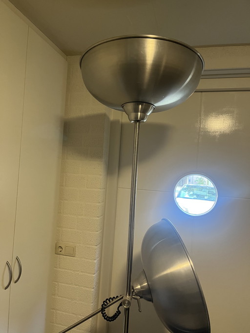 Standing industrial lamp