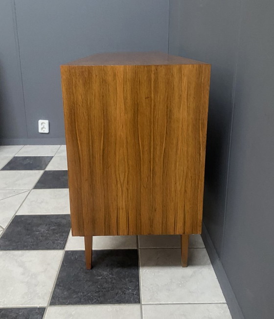 Image 1 of Buffet en bois des années 1960, signé Dehmer, avec 2 portes et 4 tiroirs au centre.