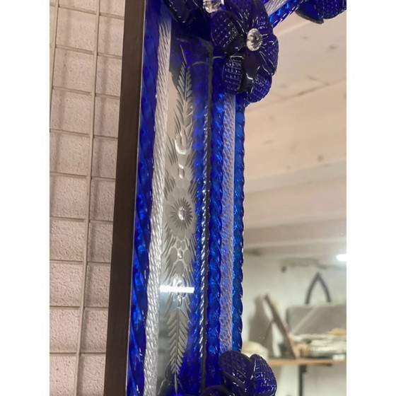 Image 1 of Espejo de pared octogonal veneciano italiano de cristal de Murano con detalles florales azules tallados a mano.