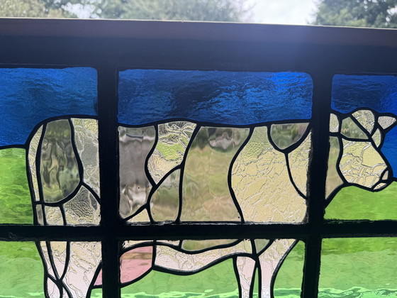 Image 1 of Vetrata colorata con motivo di mucca - realizzata a mano nella finestra della stalla