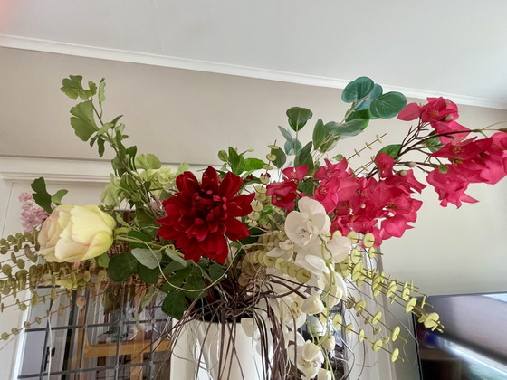 Decoratieve grote vaas met kunstbloemen. – Decoratieve objecten, Plastic (photo 5 of 10)