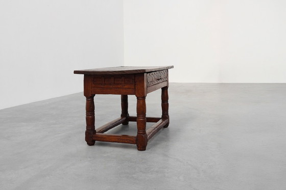 Image 1 of Mesa auxiliar de roble tallada a mano en estilo wabi wabi, España, Siglo XVII