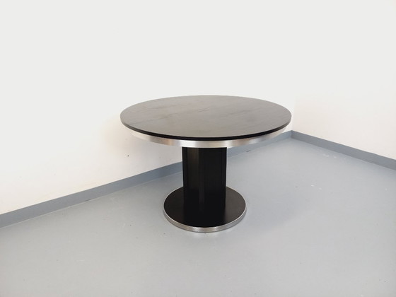 Image 1 of Table ronde de repas vintage en mélaminé esprit bois noir et métal chromé style Space Age / Diner des années 70 avec rallonge in
