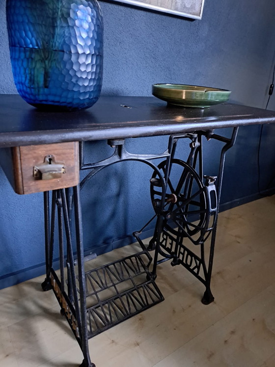 Image 1 of Mesa con base de hierro fundido.