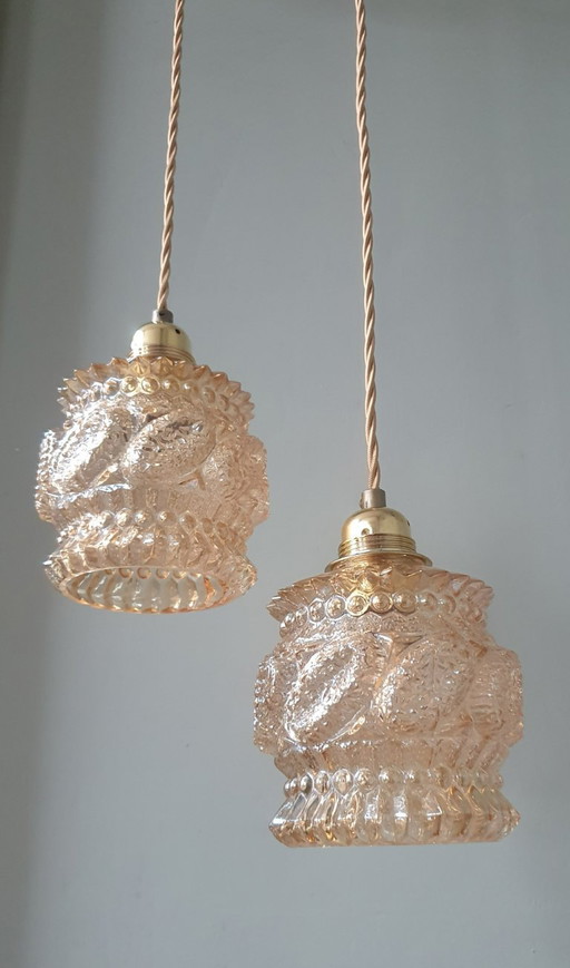 Set van 2 Vintage getextureerde rose / amber getinte hanglampen - midcentury design. 
