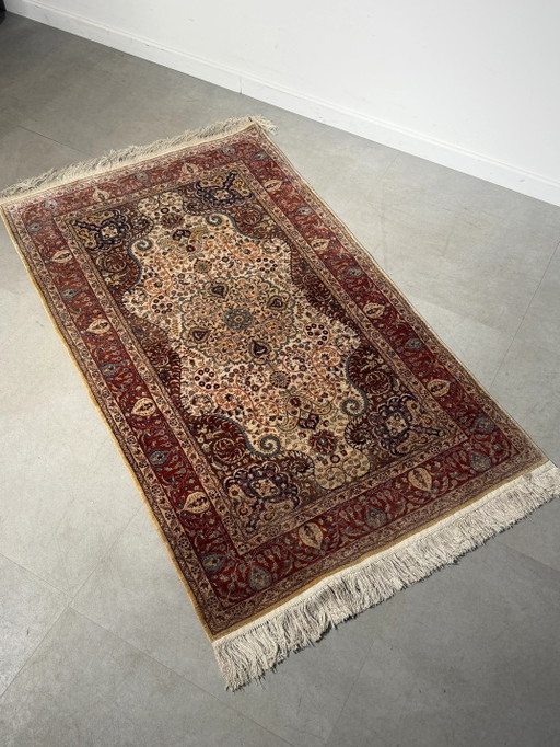 Alfombra de Seda con Medallón Floral – 155 × 93 cm