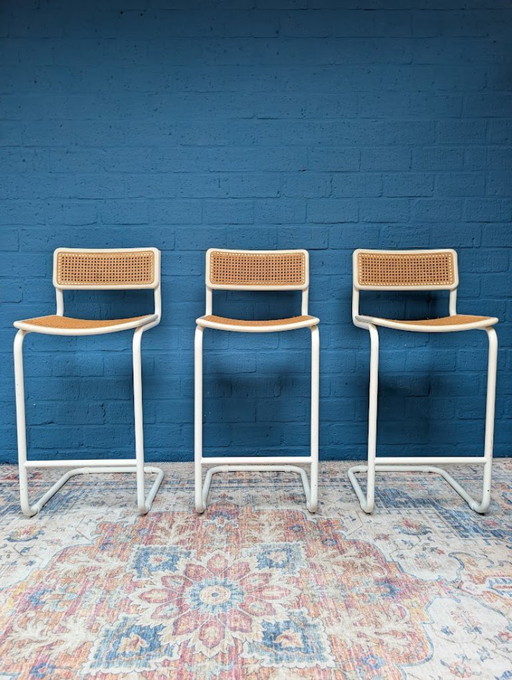 Set aus 3 Barhockern mit weißem Metallrahmen und Rattan