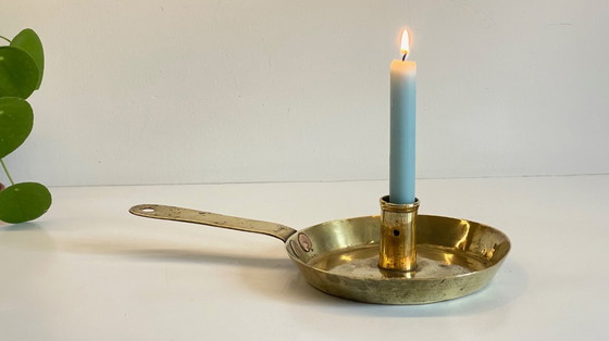 Image 1 of Antiker, niedriger Kerzenleuchter aus massivem Messing