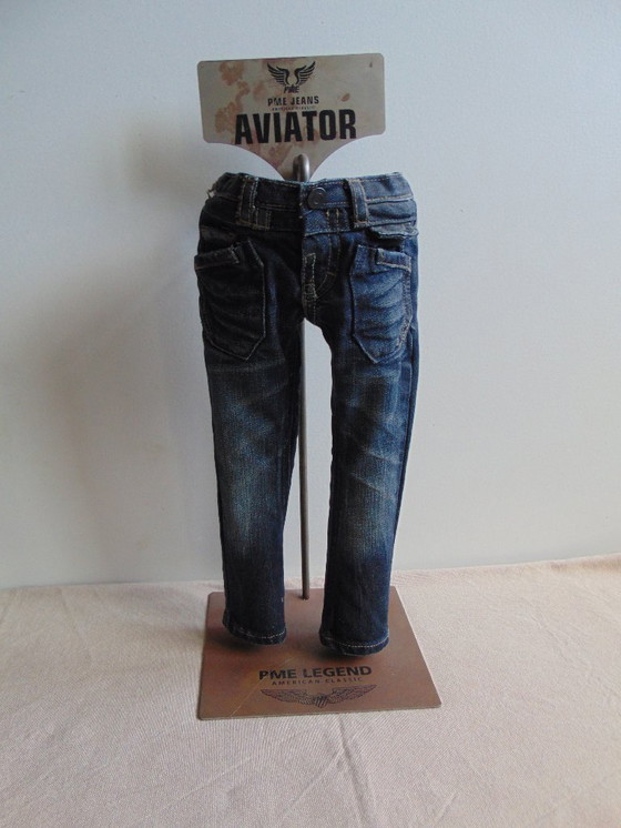 Image 1 of Standaard met miniatuurspijkerbroek