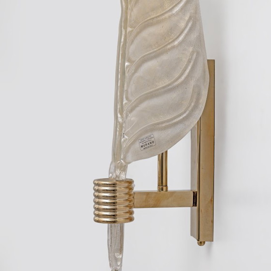 Image 1 of Par de apliques de pared de cristal de Murano con forma de hoja, con detalles en polvo de oro y latón, Italia.