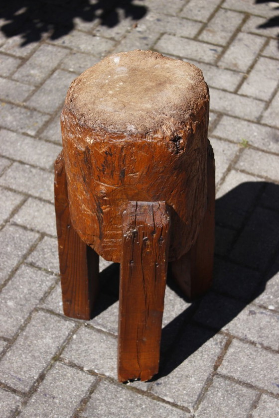 Image 1 of Dreibeiniger Ausstechblock Antiker Brutalismus aus Holz, 1890er Jahre