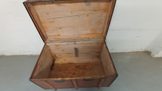 Image 1 of Vieille malle de voyage marron. À récupérer sur place uniquement.