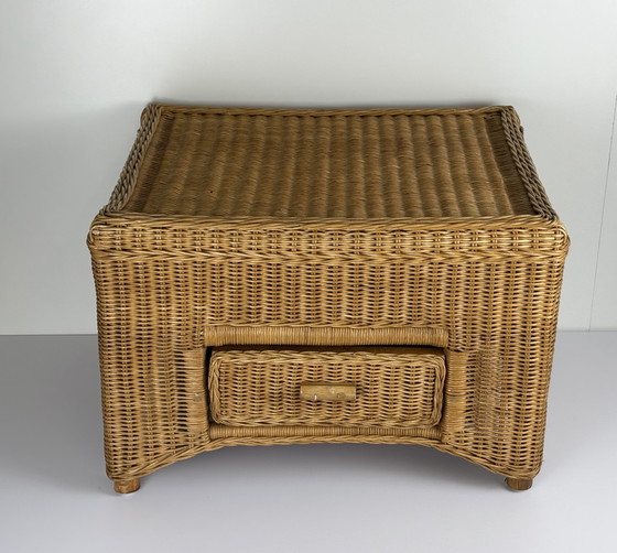 Image 1 of Table basse vintage en rotin avec tiroir table de chevet / table d'appoint