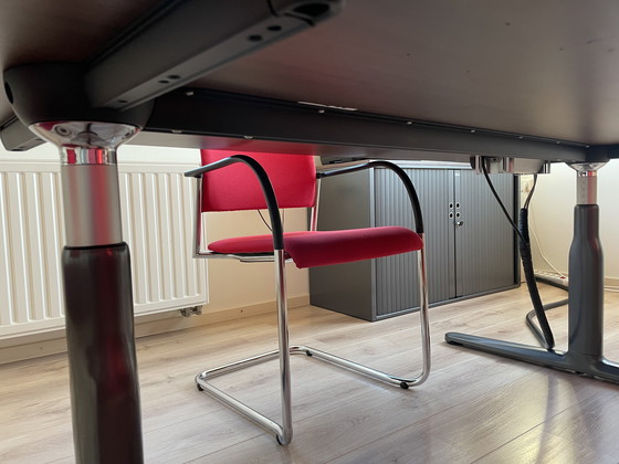 Image 1 of Gispen Atlas Desk 220 X 100 avec électricité intégrée et prise Internet sur le plan de travail