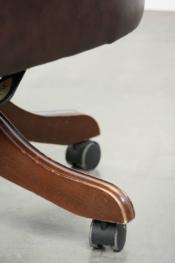 Image 1 of Silla de oficina Chesterfield antigua de piel de vaca marrón con ruedas, de lujoso estilo inglés.
