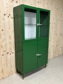 Groene vintage apothekerskast - vitrinekast
