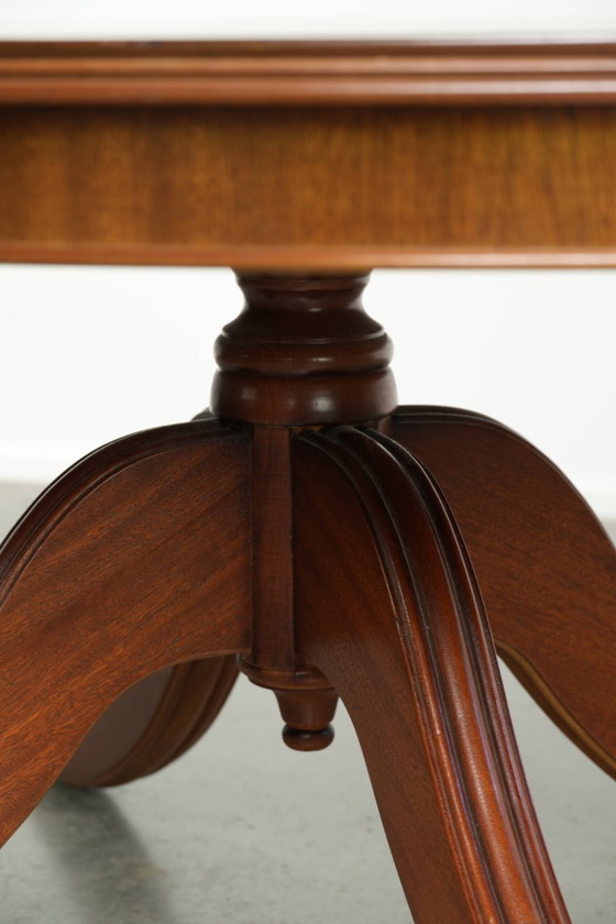 Eleganter ovaler Couchtisch mit roter Lederplatte im englischen Stil mit schönen Details aus dem 20. (photo 9 of 10)